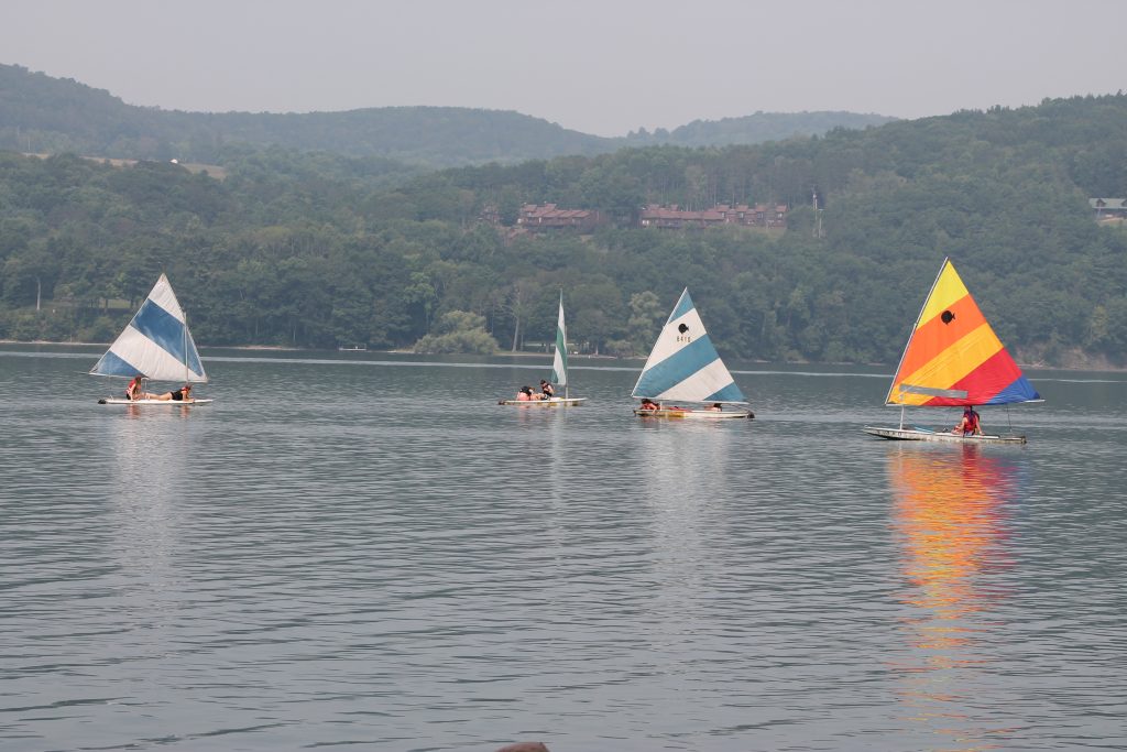 Sailing on the water of lake Otsego